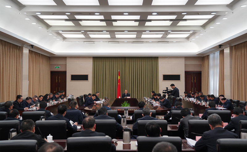 黄强主持召开省政府党组(扩大)会议
传达学习贯彻习近平总书记重要讲话重要指示精神和中央经济工作会议精神「相关图片」