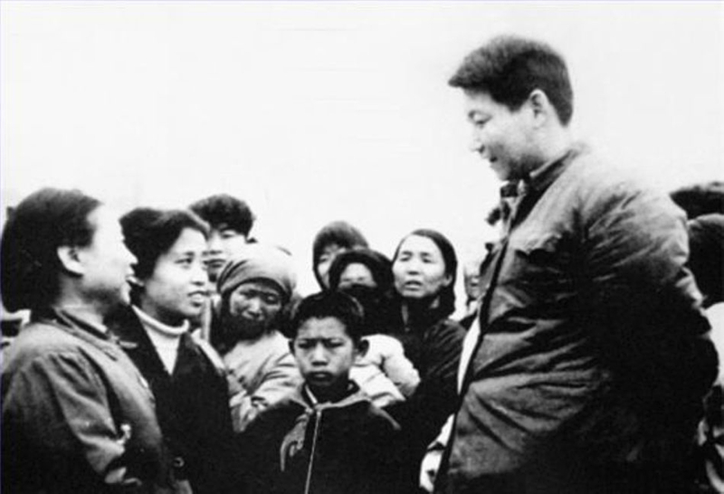 1983年,时任中共正定县委书记的习近平同赵村群众交谈。 1983年,时任中共正定县委书记的习近平同赵村群众交谈。