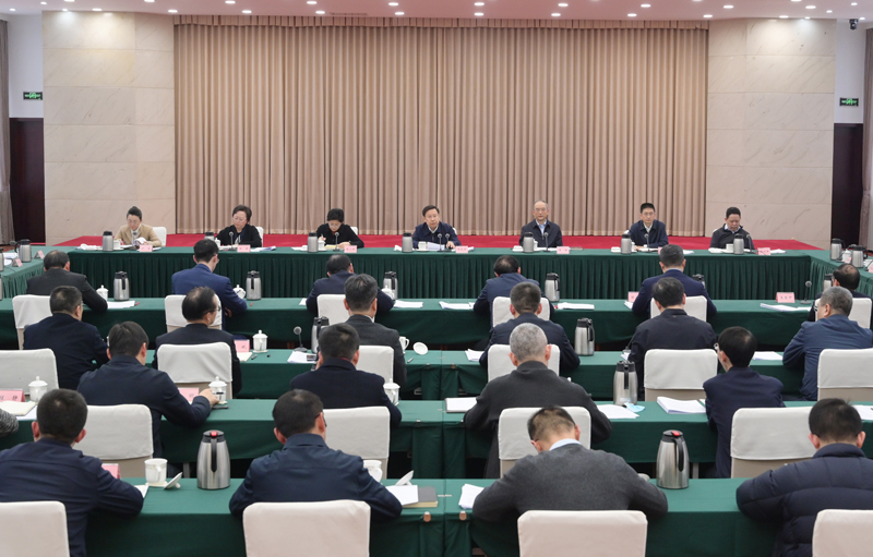 王晓晖主持召开省委推进体育强省建设座谈会强调
一步一个脚印扎实推进体育强省建设
更好造福人民群众促进人的全面发展
黄强讲话 施小琳出席「相关图片」