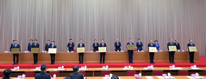 王晓晖在省委农村工作会议上强调
在推进乡村振兴上全面发力
加快实现由农业大省向农业强省转变
黄强主持第一次会议「相关图片」