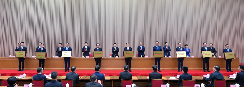 王晓晖在省委农村工作会议上强调
在推进乡村振兴上全面发力
加快实现由农业大省向农业强省转变
黄强主持第一次会议「相关图片」