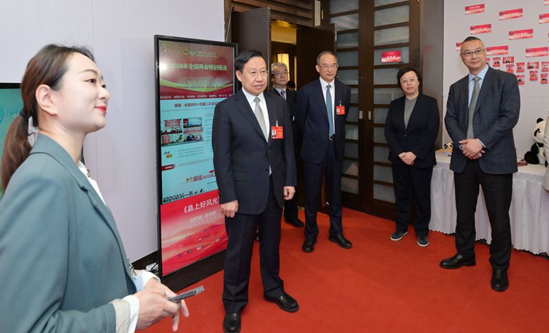 王晓晖黄强看望慰问四川代表团驻地媒体记者「相关图片」