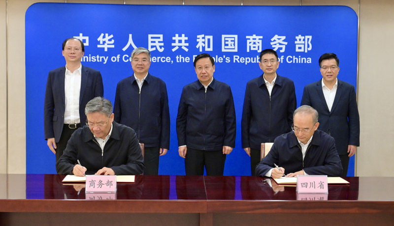 省委省政府与商务部在京举行工作会谈 
双方签署部省合作协议 
王晓晖王文涛黄强出席「相关图片」