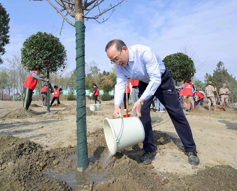 四川省和成都市党政军领导参加2024年义务植树活动
坚持不懈植绿护绿兴绿
持续用力推进美丽四川建设
王晓晖黄强施小琳张践姜平等参加「相关图片」