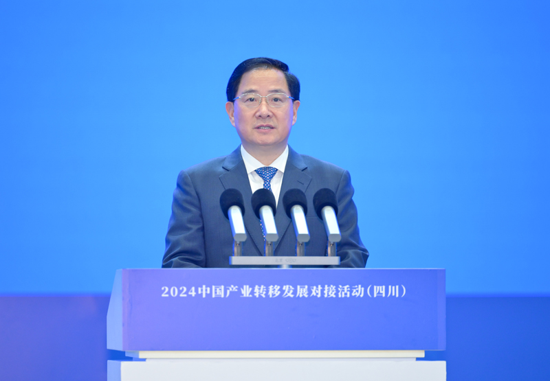 共享战略新机遇 共谋产业新布局
2024中国产业转移发展对接活动(四川)在蓉开幕
王晓晖金壮龙致辞并共同启动开幕 黄强主持 施小琳出席「相关图片」