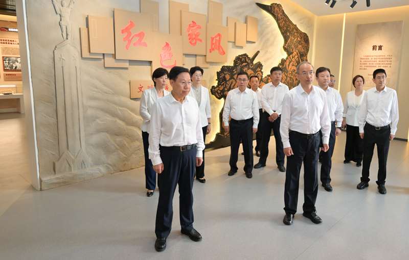 王晓晖在省委常委班子开展党纪学习教育现场学习研讨时强调
深入学习贯彻习近平总书记重要论述
不断提高党性修养和拒腐防变能力「相关图片」