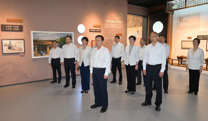 王晓晖在省委常委班子开展党纪学习教育现场学习研讨时强调
深入学习贯彻习近平总书记重要论述
不断提高党性修养和拒腐防变能力「相关图片」