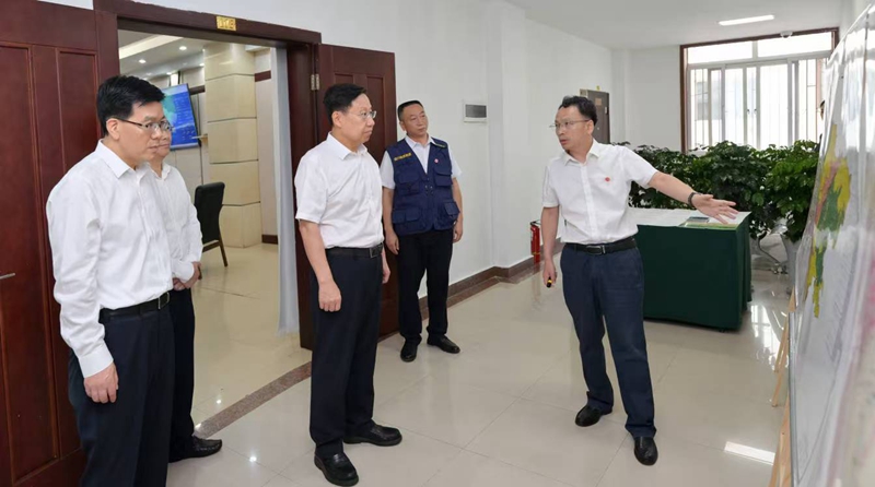 王晓晖在调研汛期气象精准预报和地质灾害监测预警工作时强调
在提高预报预警精准度上持续用力
为打赢防灾减灾救灾这场硬仗提供有力支撑「相关图片」