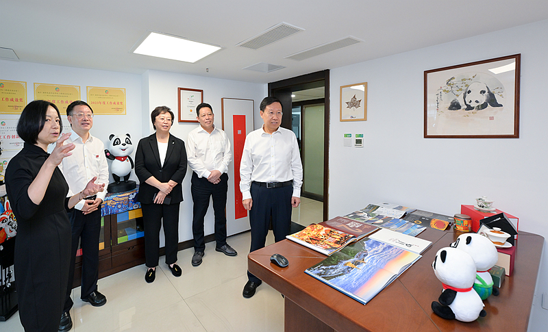 王晓晖在调研暑期文旅市场管理服务工作时强调
营造更加安全有序的文旅市场环境
让广大游客安逸游四川「相关图片」