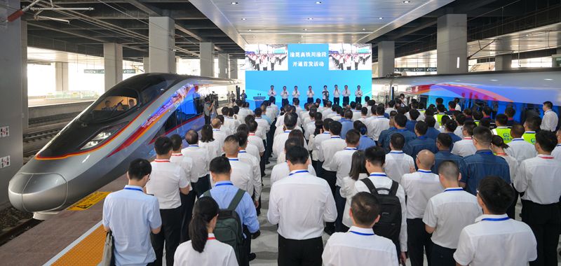 川渝两省市同步举行渝昆高铁川渝段开通首发活动
袁家军王晓晖宣布开通发车 胡衡华施小琳徐建军致辞「相关图片」