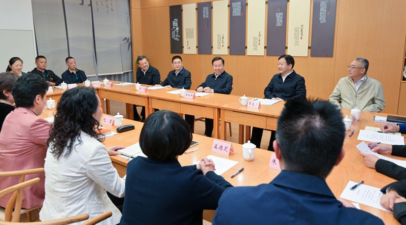 王晓晖在调研人大代表联络站和基层立法联系点时强调
在密切联系群众中践行全过程人民民主
更好把人大制度优势转化为治理效能「相关图片」