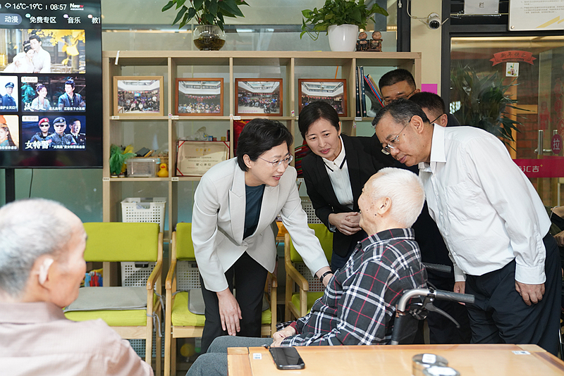 施小琳看望慰问老年人并召开省老龄委2024年第一次全体会议
用心用情推动老龄事业和产业高质量发展
让更多老年人共享现代化发展成果「相关图片」