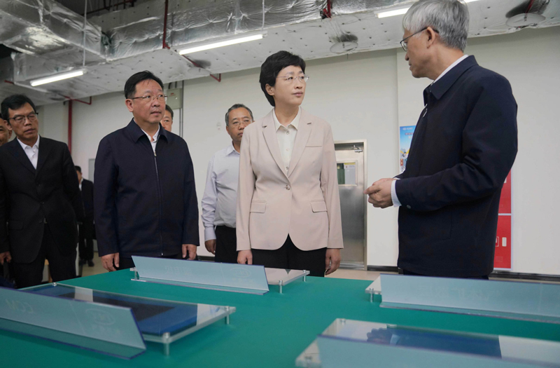 施小琳在成都宣讲省委十二届六次全会精神并主持召开人工智能、氢能建议提案办理座谈会
落实重点产业建圈强链机制
加快培育和发展新质生产力「相关图片」