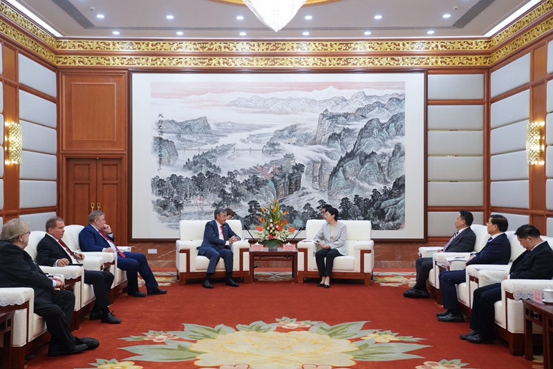 施小琳会见国际世界运动会协会主席佩鲁雷纳「相关图片」