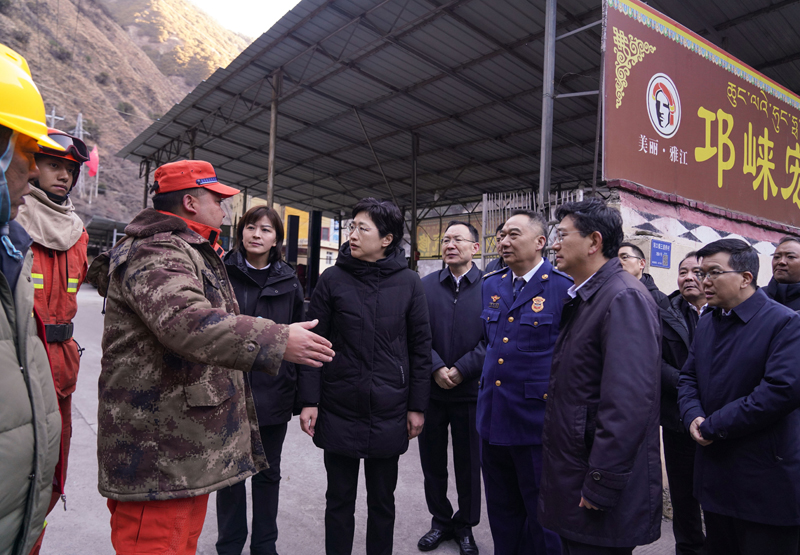 施小琳在甘孜州雅江县专题调研并召开全省森林草原防灭火工作电视电话会议
以更加精准举措更加务实作风
坚决守住不发生重特大森林草原火灾底线「相关图片」