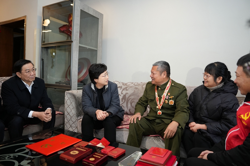 王晓晖施小琳田向利于立军等省领导率团开展春节走访慰问
向全省各族人民致以新春问候和美好祝福「相关图片」