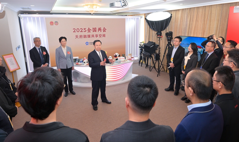 王晓晖施小琳看望慰问四川代表团驻地媒体记者「相关图片」