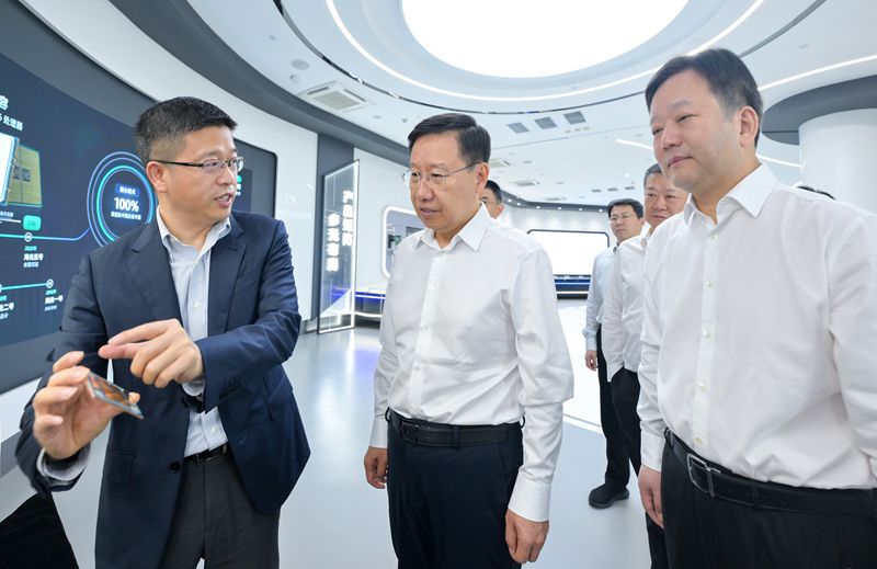 王晓晖在成都市眉山市绵阳市调研时强调
坚持科技创新与产业创新深度融合
推动重点产业建圈强链实现高质量发展「相关图片」