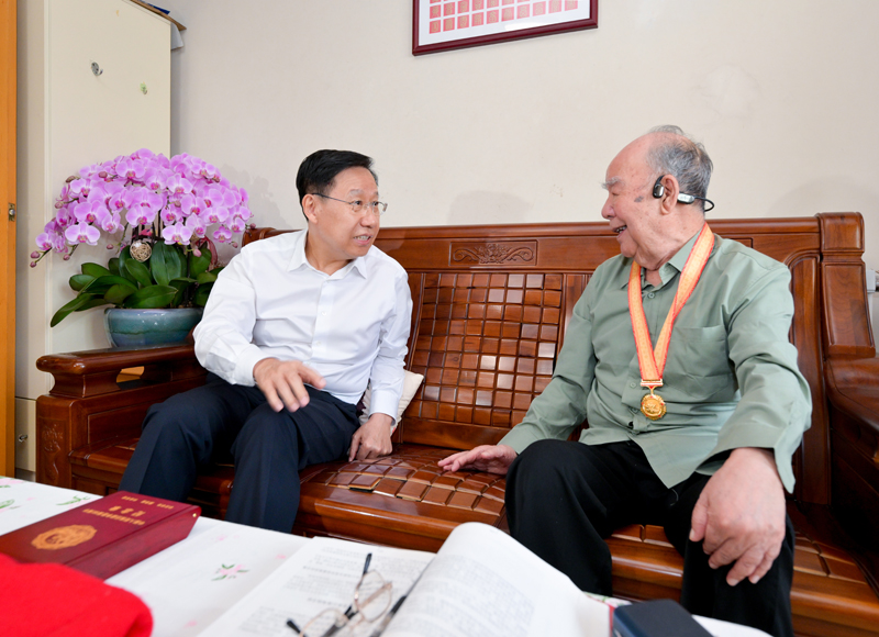 王晓晖施小琳于立军走访慰问参加过抗战的老战士老同志
并颁发“中国人民抗日战争胜利80周年”纪念章「相关图片」