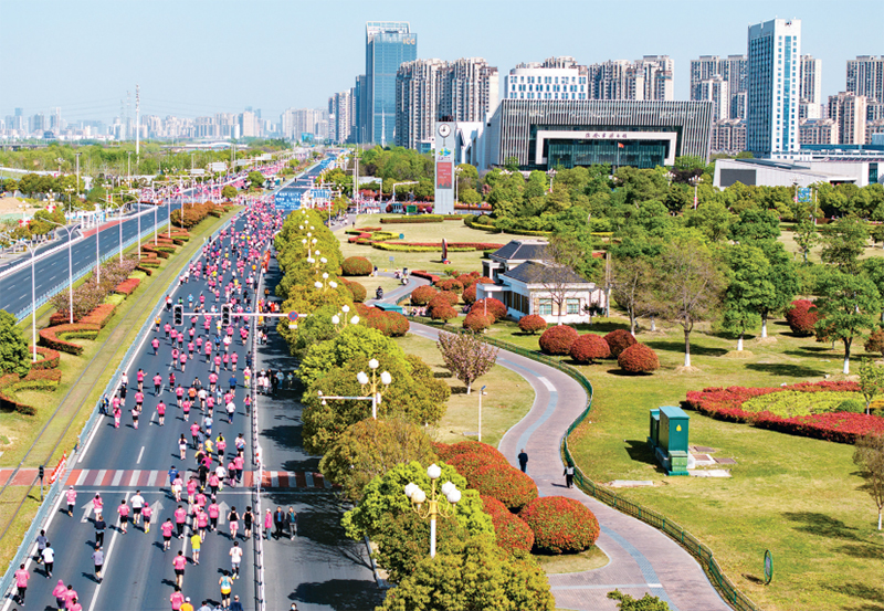 　　今年以来，各地积极探索文旅消费新模式，以多元化供给为扩大消费注入新动力。图为2025年4月13日，2025淮安马拉松暨大运河马拉松系列赛（淮安站）开跑，参赛选手经过淮安生态文旅区。