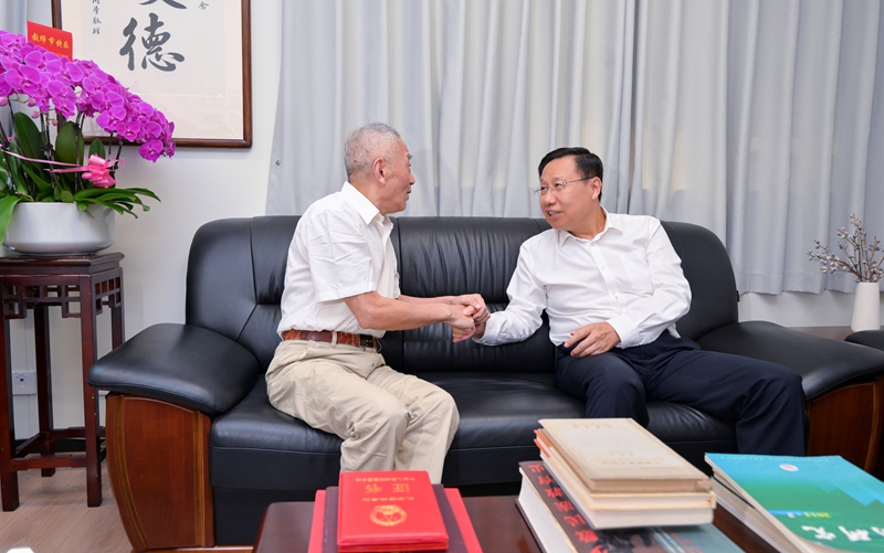 王晓晖施小琳看望慰问教师
向全省广大教师和教育工作者致以节日祝贺和诚挚问候「相关图片」