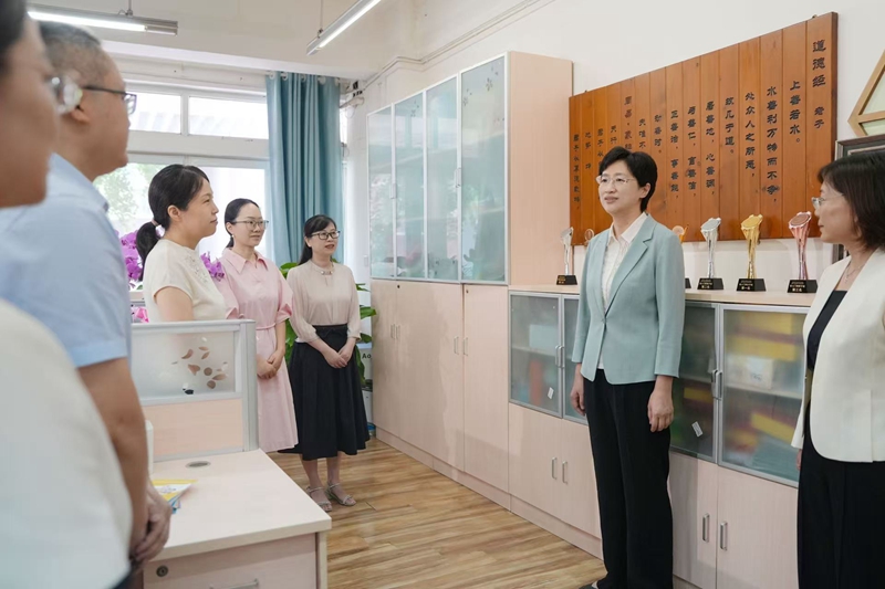 王晓晖施小琳看望慰问教师
向全省广大教师和教育工作者致以节日祝贺和诚挚问候「相关图片」