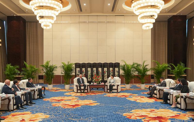 施小琳会见阿塞拜疆副总理穆斯塔法耶夫「相关图片」