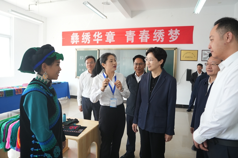 施小琳在凉山调研时强调
深挖潜力优势做强特色产业激发消费潜能
持续增强高质量发展动力活力更好增进民生福祉「相关图片」