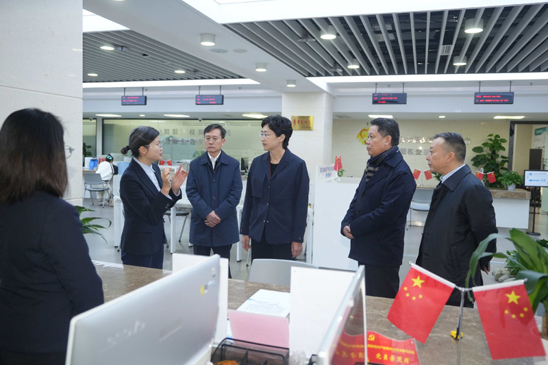 施小琳在省市场监管局调研并召开专题会议时强调
推动监管更精准服务更精细治理更高效
持续优化市场环境更好服务全省高质量发展「相关图片」