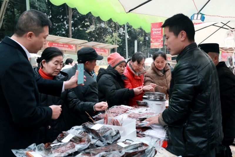 市民正在购买集市上展出的商品。主办方供图