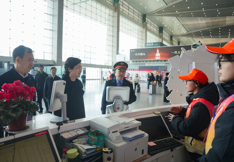 施小琳调研检查春运等工作并走访慰问一线干部职工
深入细致守安全保畅通优服务
确保全省人民和广大游客平安欢乐祥和过节「相关图片」