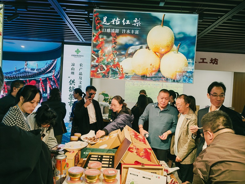 来宾现场品鉴凉山特色水果（邱木且摄）.jpg